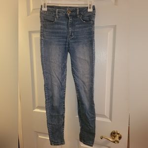 Light wash American eagle skinny jeans